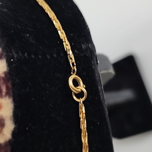 Women's gold toned statement necklace - Picture 4 of 4